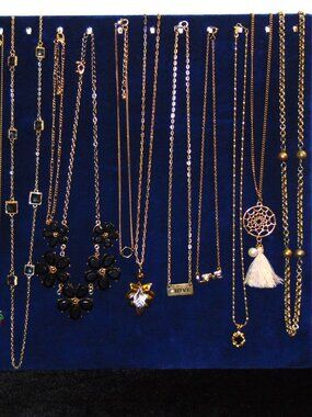 Vintage & Modern Assorted Gold Tone Necklace lot- very nice!